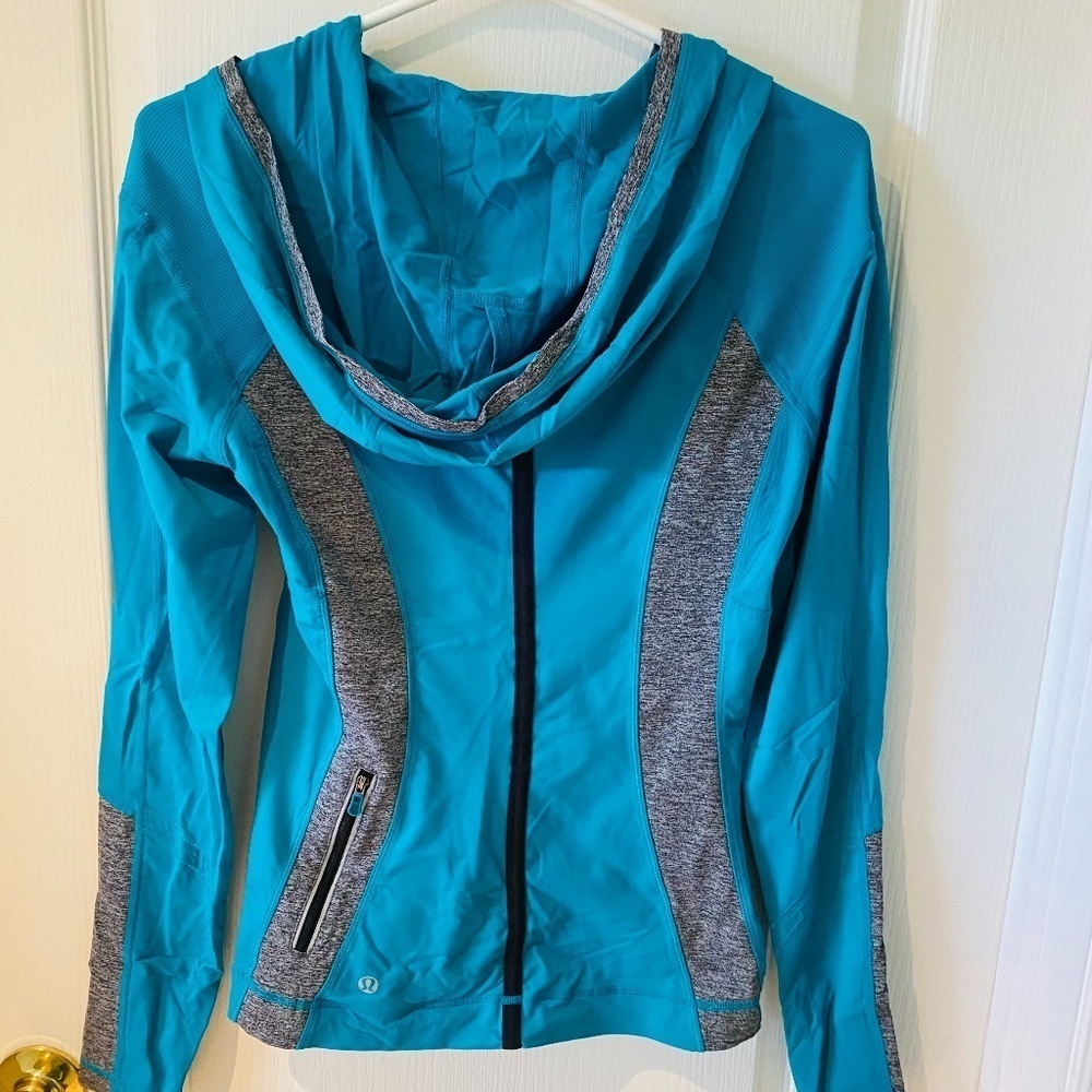 Lululemon Long-Sleeved Top with Hood - Great for Running/Hiking - Picture 3 of 4